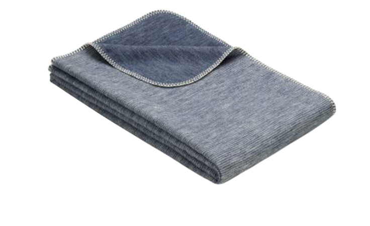 Eine gefaltete graue und blaue Baumwolldecke 140 x 200 cm mit genähtem Rand, abgebildet auf weißem Hintergrund.