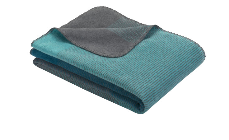 Gefaltete Heimdecke 150 x 200 cm, blau und grau gestreift, graue Unterseite, auf weißem Grund.