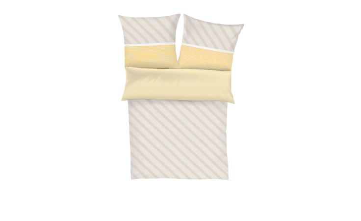 Ein ordentlich gemachtes Bett mit Satin Bettwäsche bugatti 135x200 cm und zwei gelben Akzent-Kissen, von oben gesehen.