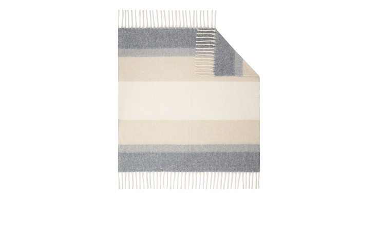 Die Fransendecke s.Oliver 150 x 200 cm ist eine gestreifte Mikrofaser-Decke in Beige, Creme und Grau mit Fransenkanten.