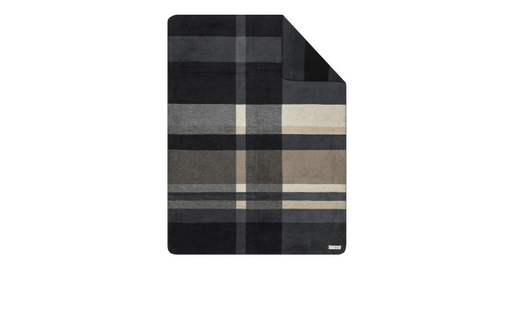 Jacquard Heimdecke s.Oliver 150x200 cm mit einem schwarzen, grauen und beigen Plaid auf weißem Grund.