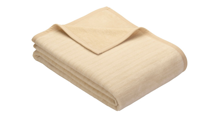 Gefaltete beige Kniedecke 100 x 150 cm mit glatter Struktur, sauber gestapelt auf weißem Hintergrund.