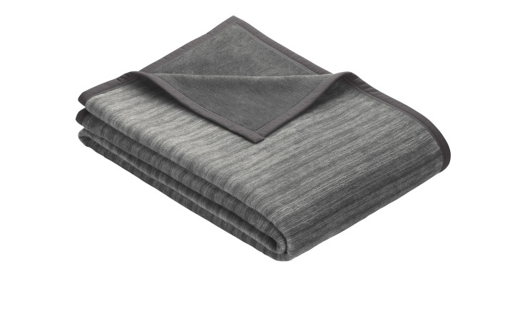 Die weiche Silbergrau Jaquard Kniedecke 100 x 150 cm mit Anthrazit-Bordüre ist sauber gefaltet auf weißem Untergrund.