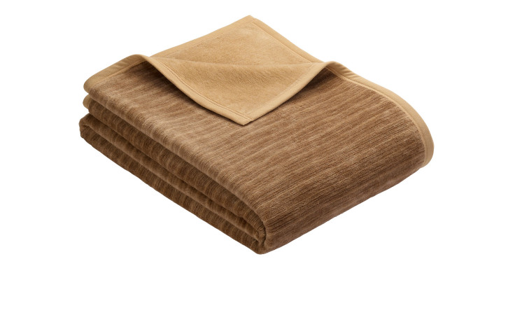 Ein sauber gefalteter Sofaläufer 50 x 200 cm mit hellbraunem Futter, isoliert auf weißem Hintergrund.