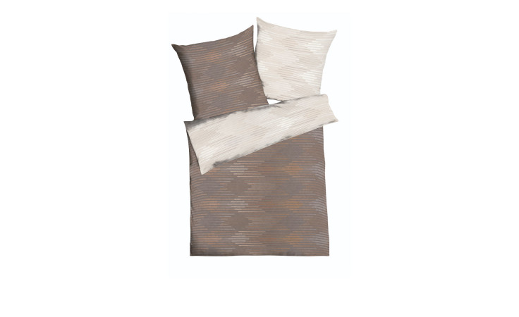 Biber-Bettwäsche Ikat 155 x 220 cm mit zwei Kissen in Braun und Beige, abgebildet auf weißem Hintergrund.