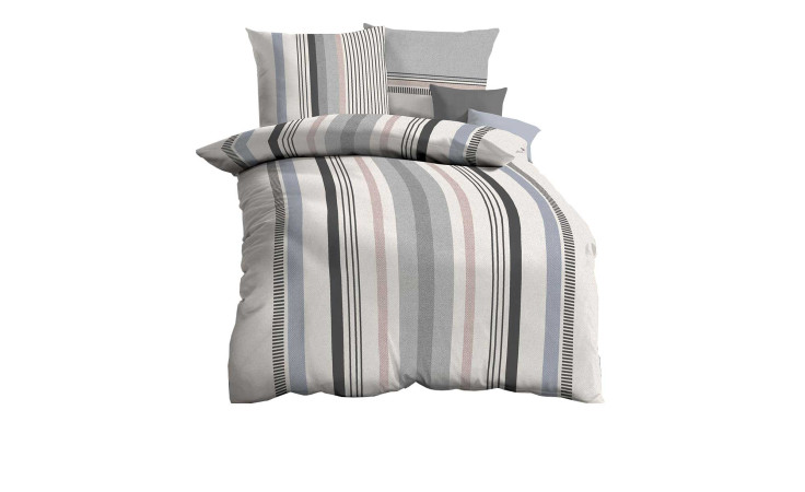 Ein ordentlich gemachtes Bett mit Satin-Bettwäsche Origin 155 x 220 cm und Kissen in kräftigen, gedämpften rosa und grauen Streifen.