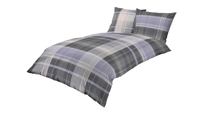 Ein Bett mit dem Satin-Bettwäsche Tonight 135 x 200 cm Set und zwei passenden Kissen auf weißem Untergrund.