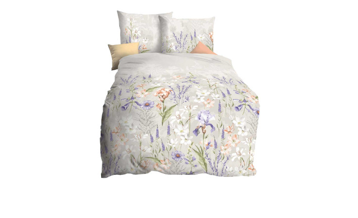 Bett mit Satin-Bettwäsche Lily 135 x 200 cm und Kissen in pastellfarbenen Lavendel-, Pfirsich- und Cremetönen.