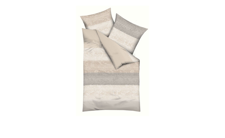 Jersey-Bettwäsche Cando 135 x 200 cm Set in Beige-Grau gestreift mit zwei Kissen auf weißem Hintergrund arrangiert.