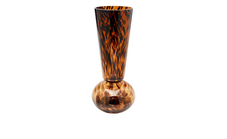Die Kare Vase Caramel 35 cm ist eine hohe, handgefertigte Vase aus braunem Glas mit breitem Boden und geriffeltem Hals mit Schildpattmuster.