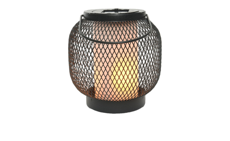 Solar-Laterne mit glühendem Licht im Inneren, montiert auf weißem Hintergrund.