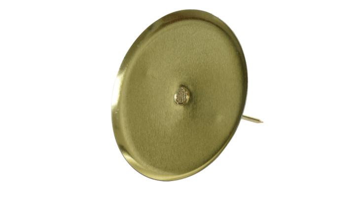 Ein Adventskerzenhalter 8 cm in goldfarbenem Metall liegt flach, spitz zulaufend seitlich auf einem weißen Hintergrund.