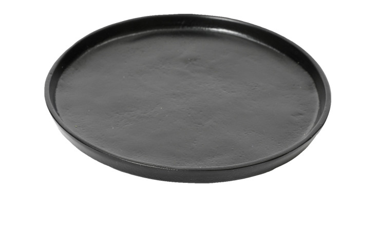 Der Teller 30 x 30 cm Schwarz ist ein rundes, flaches Metalltablett mit erhöhtem Rand auf weißem Hintergrund.