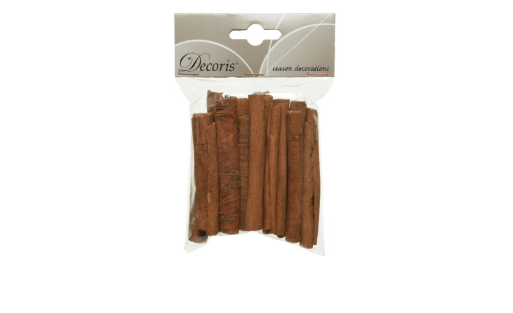 Eine durchsichtige Plastiktüte Zimtstangen 80 g mit der Aufschrift Decoris für saisonale Dekoration.
