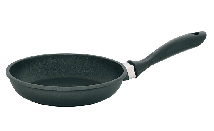 Die Bratpfanne Kerros 20 cm, eine schwarze Aluminiumpfanne mit Antihaftbeschichtung und Griff, abgebildet auf einem weißen Hintergrund.