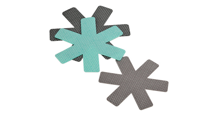 Drei sternförmige Pfannenschutz-Set Amparo, grün/grau, naturfaser, Ø39 cm auf weißem Grund.