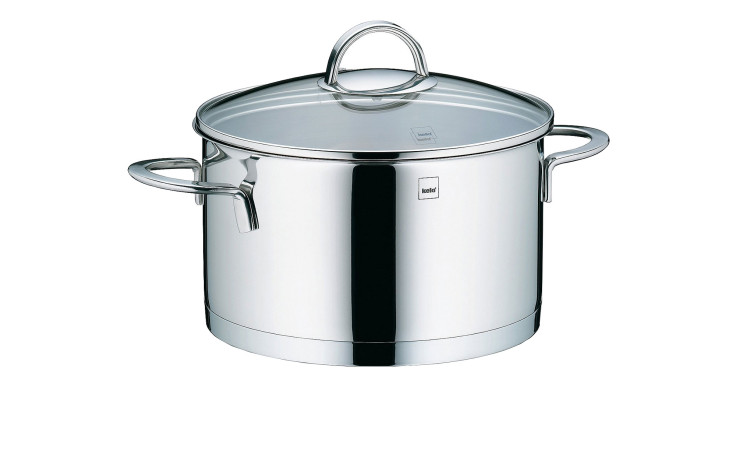 Fleischtopf Cailin 20 cm, silberfarben, Edelstahl mit Griffen und Glasdeckel, auf weißem Hintergrund.