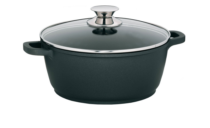 Der Fleischtopf Kerros 24 cm ist ein schwarzer Aluminiumtopf mit seitlichen Griffen und einem Glasdeckel mit Silberknauf.