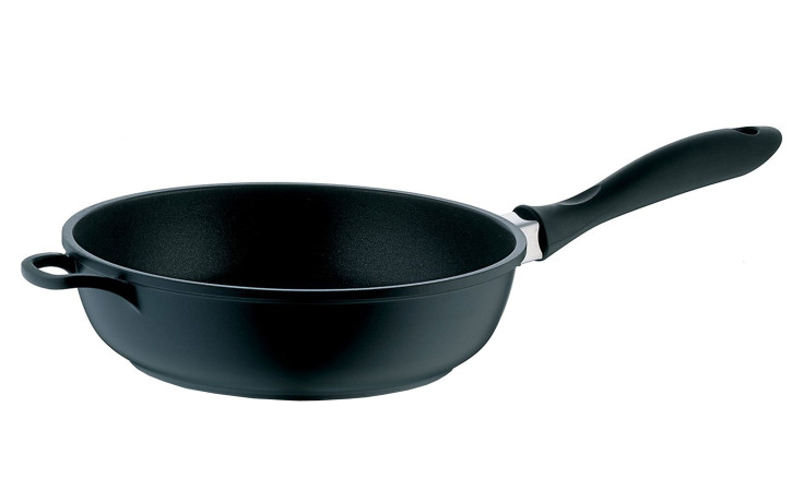 Schmorpfanne Kerros 24 cm, Aluminium Schwarz, antihaftbeschichtete Pfanne mit langen und kleinen Helfergriffen, isoliert auf weiß.