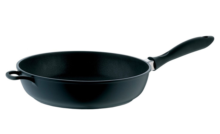 Schmorpfanne Kerros 28 cm, schwarzes antihaftbeschichtetes Aluminium, langer Stiel plus kleiner Hilfsgriff, isoliert auf weißem Hintergrund.