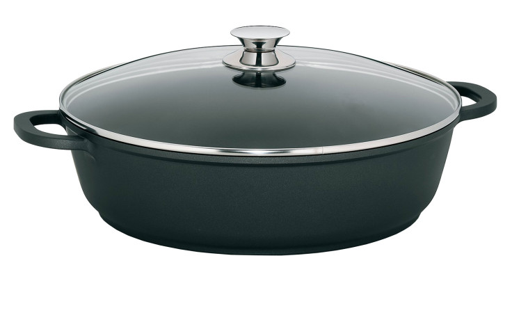 Servierpfanne Kerros 36 cm: große schwarze Aluminiumkasserolle mit zwei Griffen und Glasdeckel mit Metallknauf.