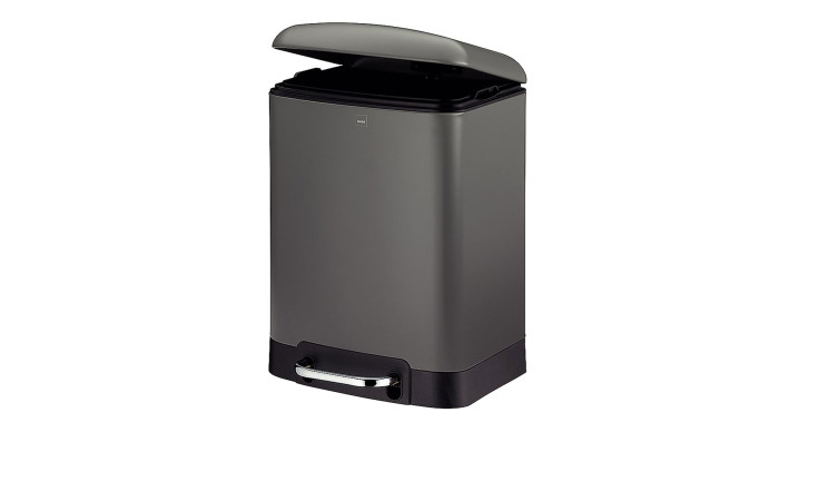 Der Treteimer Davino 6 l ist ein Mülleimer aus grau-mattem Metall, 22 cm breit, mit Fußpedal und offenem Deckel, auf weißem Grund.