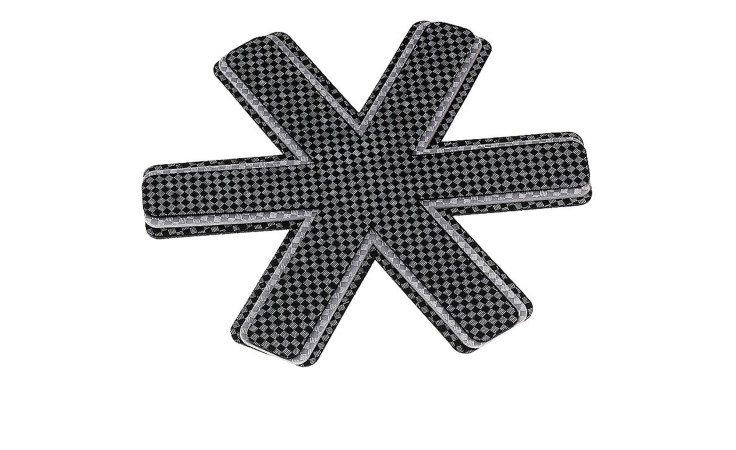 Ein 39 cm großes schwarz-grau kariertes Sternchen ziert das Pfannenschutz-Set Amparo 3 tlg. auf weiß.