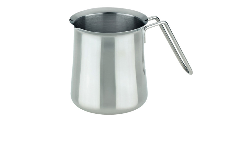 Milchkrug Herta 700 ml in silberfarben mit Henkel, aus Edelstahl, auf weißem Hintergrund abgebildet.