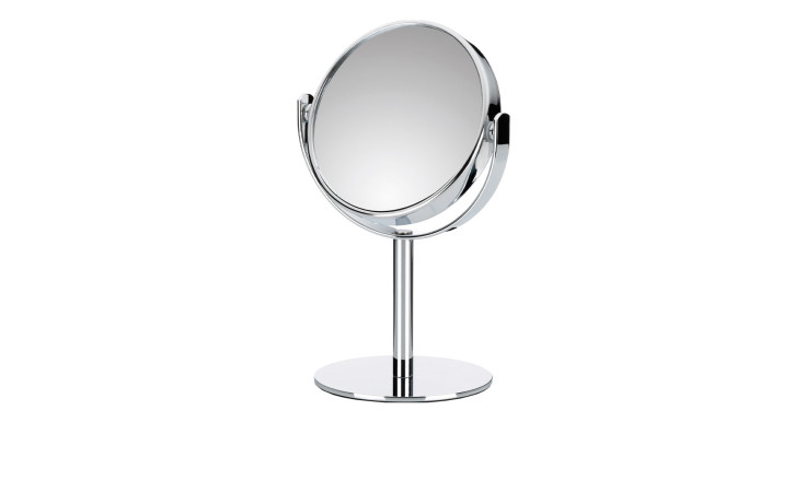 Der runde, silberfarbene Standspiegel Selena ist perfekt für moderne Dekorationen, abgebildet auf einem weißen Hintergrund.