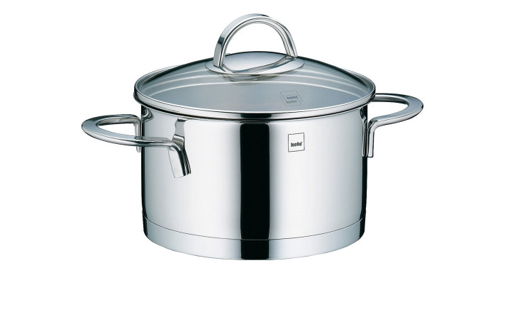 Der Fleischtopf Cailin 16 cm, ein glänzender Edelstahltopf mit zwei Griffen und Glasdeckel, auf weißem Grund.