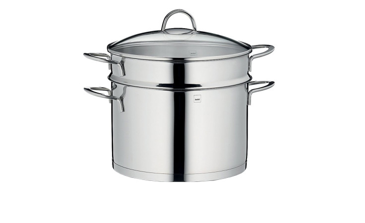 Der Pastatopf 24 cm Cailin ist ein silberfarbener Edelstahl-Dampftopf mit zwei Etagen und einem Klarglasdeckel.