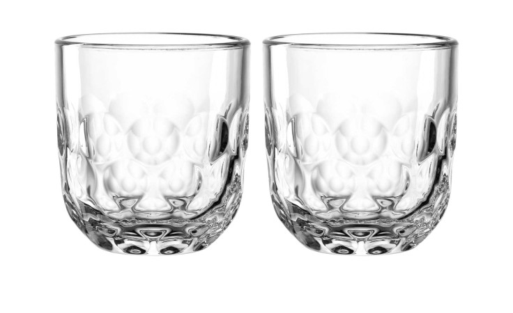 Zwei Becher Cappuccinoglas Gocce 150 ml von Leonardo, mit strukturiertem Design, stehen nebeneinander auf Weiß.