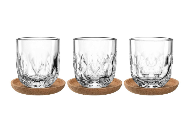 Drei Leonardo Becher + Untersetzer Gocce 6-tlg. 150 ml stehen auf Untersetzern vor einem weißen Hintergrund.