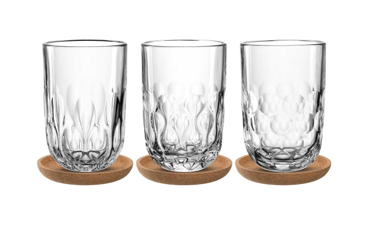 Drei Leonardo Latte-Macchiatoglas sitzen nebeneinander auf Gocce Untersetzern, 6er-Set, 280 ml, vor weißem Hintergrund.