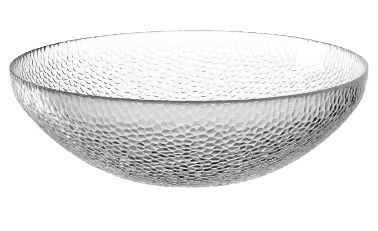 Die Schale Martello ist eine transparente Glasschale mit gehämmerter Textur, ideal für elegante Dekorationen auf weißem Hintergrund.