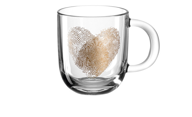 Leonardo Tasse Emozione 400 ml Glasbecher mit goldenem Herzmotiv mit Fingerabdruck, abgebildet auf weißem Hintergrund.