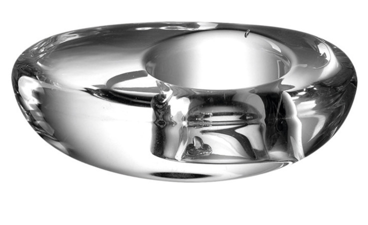 Das Tischlicht Casolare 3 cm von Leonardo ist ein ovales, transparentes Glasstück mit einer kreisförmigen Vertiefung auf Weiß.