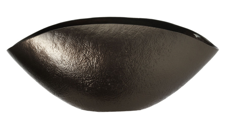 Die Leonardo Schale Como ist eine dunkle, strukturierte ovale Schale in Braun, 38 cm breit, mit geschwungenen Seiten.