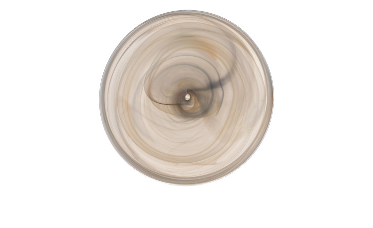 Ansicht von oben auf einen wirbelnden Kaffee und Sahne in einem Leonardo Teller Alabastro 18 cm auf weißem Hintergrund.