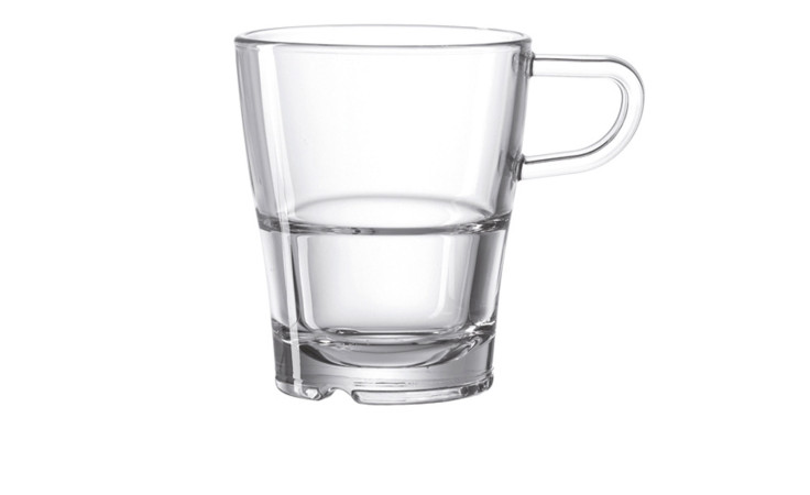 Ein Leonardo Tasse Senso 250 ml Glasbecher mit Henkel, halb mit Wasser gefüllt, auf weißem Hintergrund.
