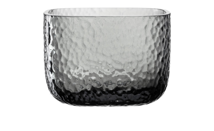 Die Leonardo Vase Martello 13 cm ist eine runde, klare Vase mit gehämmerter Oberfläche und grauem Sockel für modernes Dekor.