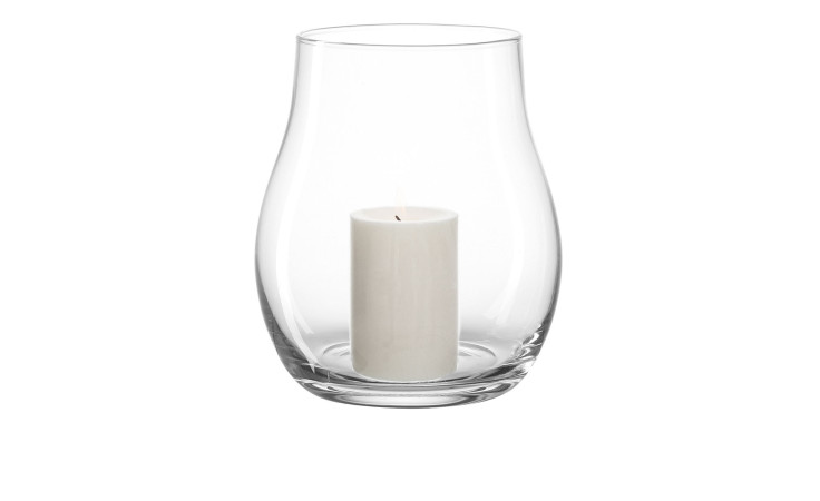 Das Leonardo Windlicht Giardino 22 cm ist eine weiße Stumpenkerze in einer klaren Glasvase auf weißem Hintergrund.