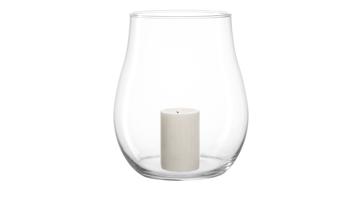 Das Leonardo Windlicht Giardino 27 cm sorgt mit seinem klaren Glas und der eleganten weißen Kerze für ein schlichtes Dekor.