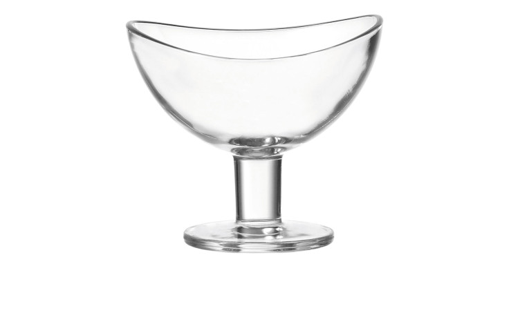 Die Leonardo Schale Loop 13,5 cm ist eine Dessertschale aus transparentem Glas mit geschwungenem Rand und kurzem Stiel auf weißem Grund.