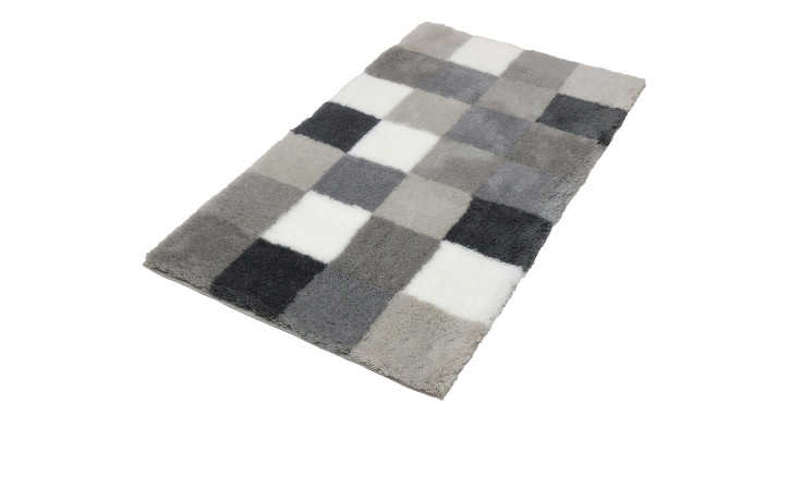 Der Badteppich Caro 70 x 120 cm von Kleine Wolke hat ein grau-schwarz-weißes Checkerboard-Muster auf weißem Grund.