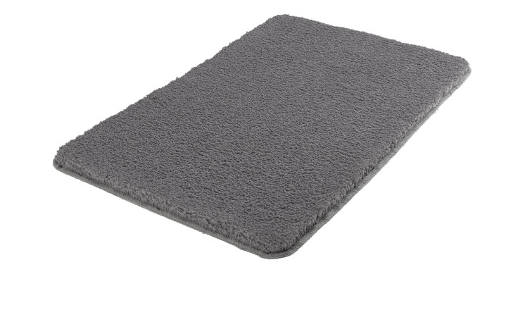 Der Kleine Wolke Badteppich Meusch 70x120 cm ist ein plüschiger, grauer Kunstfaser-Badeteppich auf weißem Grund.