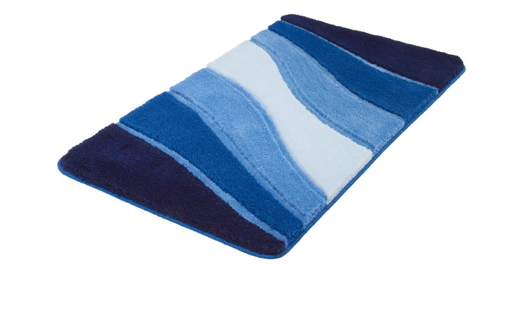 Kleine Wolke Badteppich Ocean 60x100 cm, gewellte blaue Streifen auf weißem Kunstfasergrund.