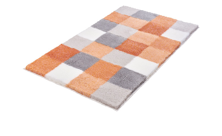 Karierter Badteppich namens Caro in einer Schrägansicht. Der Teppich hat Orange, Grau und Weiße Farben. 