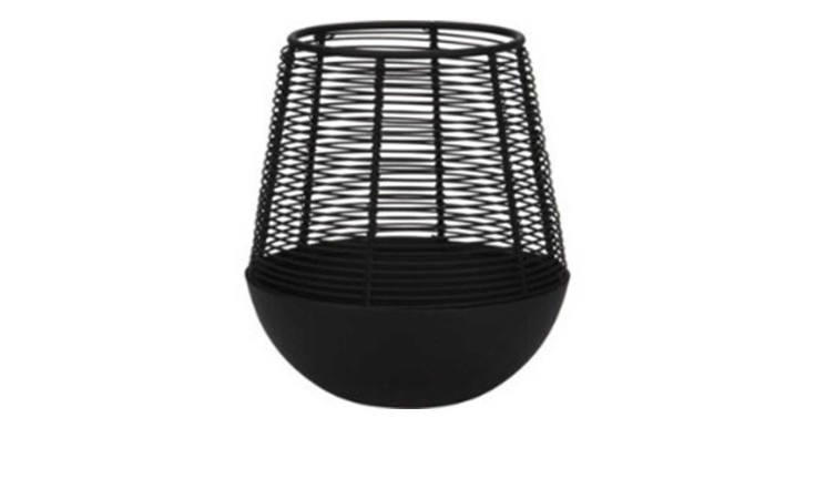 Das Windlicht 17 cm ist ein moderner Korb aus schwarzem Metall mit einem soliden Boden und einem geometrischen, offenen Drahtdeckel.
