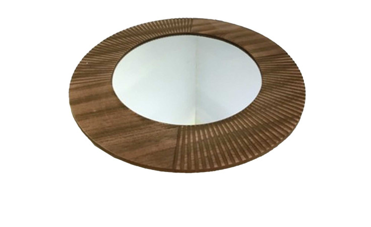 Spiegel 40 cm: Runder brauner Wandspiegel mit breitem, gemustertem Holzrahmen auf weißem Hintergrund.